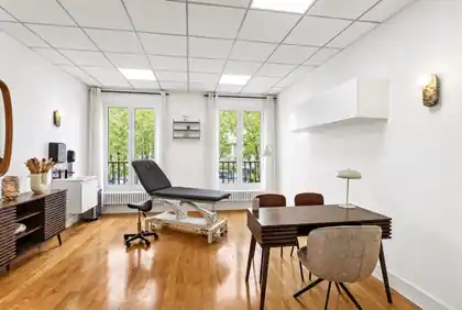 Cabinet lumineux avec table de soin et bureau
